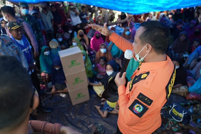 Kunjungi Pulau Bonerate Selayar, Andi Sudirman Berinteraksi dengan Para Pengungsi